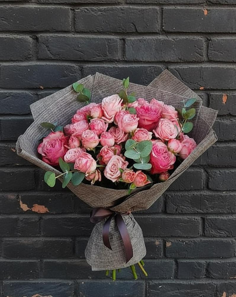 Букет розы в пальмах в Алтухово Букет цветов из: Розы в Алтухово