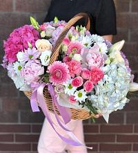 Композиция солнечный день в Алтухово Цветочная композиция из Розы, Хризантемы, Пионы и Лизиантусы в корзине в Алтухово