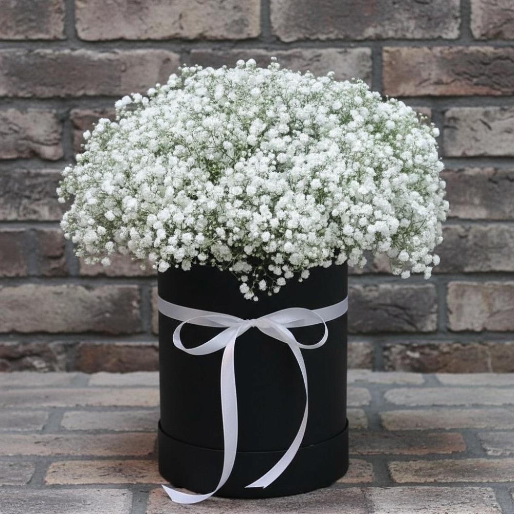 Цветочная композиция из Гипсофила в шляпной коробке в Алтухово